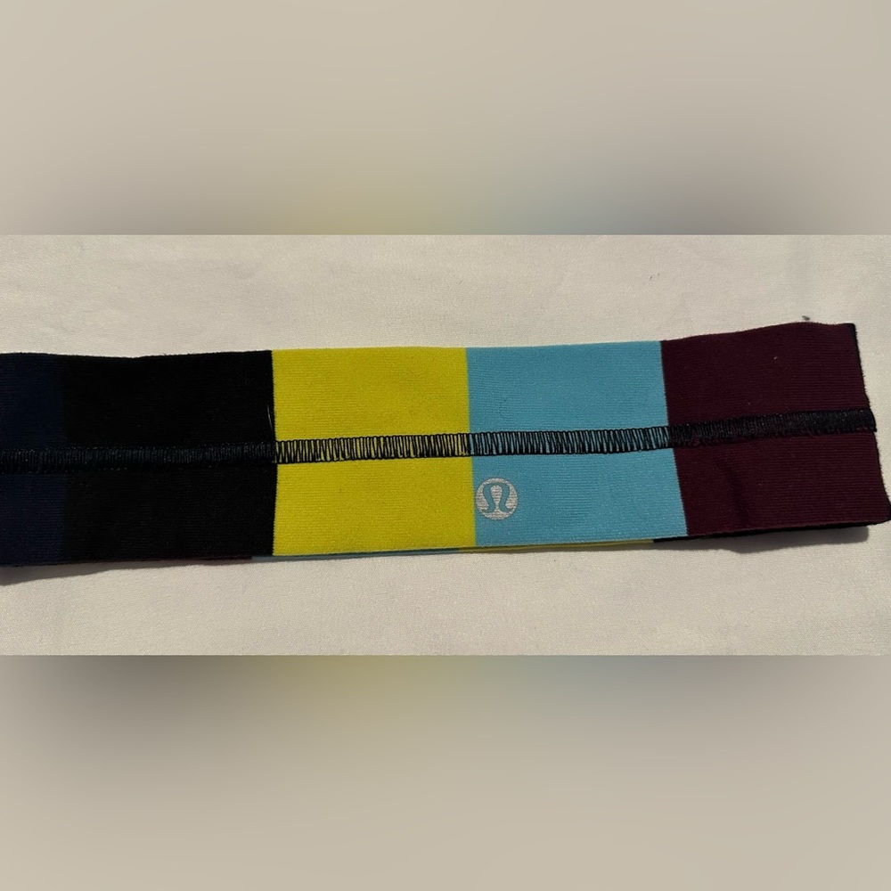 Lululemon women’s fly away tamer headband